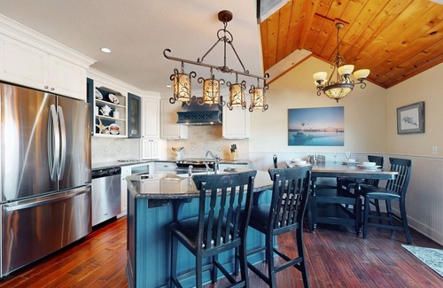 Historic Bayfront Condominio | Waterfront condo with bay views & shared gym - dog-friendly