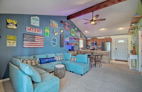 Lake Ozark Apartamento | Waterfront Condo with Deck - Bring Your Boat!