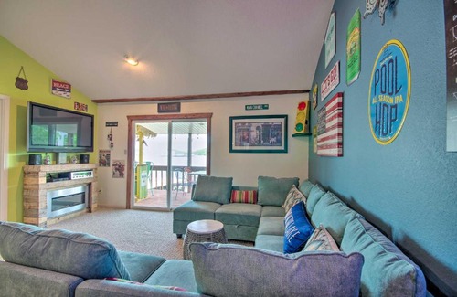 Lake Ozark Apartamento | Waterfront Condo with Deck - Bring Your Boat!
