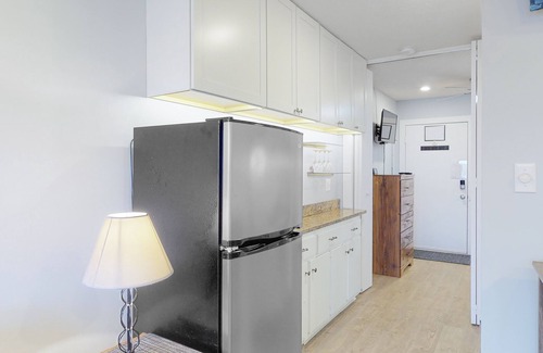 North Shore Condominio | Waterfront condo with lake-view deck, tennis court & pool - dog-friendly