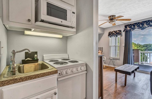 North Shore Condominio | Waterfront condo with lake-view deck, tennis court & pool - dog-friendly