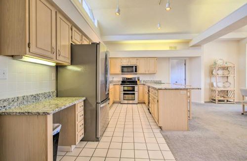 Lake Ozark Apartamento | Waterfront Condo with Resort Perks in Lake Ozark!