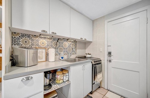 Clearwater Beach Apartamento | Waterfront Corner Suite, Heated Pool, Near Beach!