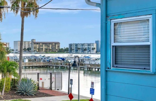 Clearwater Beach Apartamento | Waterfront Corner Suite, Heated Pool, Near Beach!