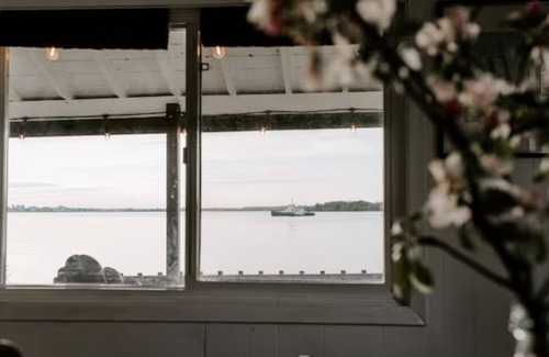 Wolfe Island Cabaña | Waterfront Cottage in Marysville Wolfe Island - Fisherman's Cottage