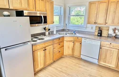 Bass Harbor Casa | Waterfront Cottage + Dock & Swim Access! [Seaside]