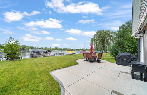 Horton Casa | Waterfront cottage/home with boat dock on Olcott Lake (Morningwood Manor)