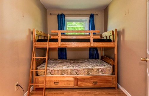 Bancroft Cabaña | Waterfront cottage near Gaffney lake