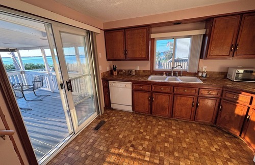 Fall River Cabaña | Waterfront Cottage On Mount Hope Bay