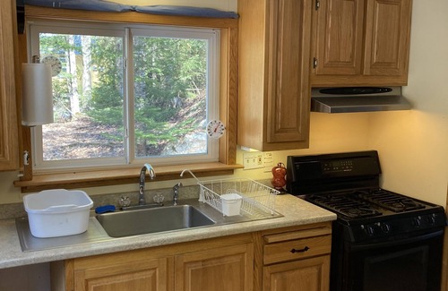 Glover Cabaña | Waterfront cottage on beautiful Vermont lake
