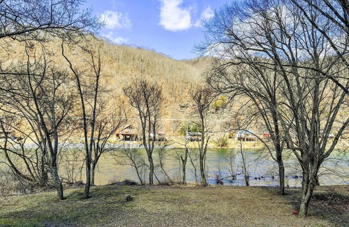 Hinton Cabaña | Waterfront Cottage on Greenbrier River!