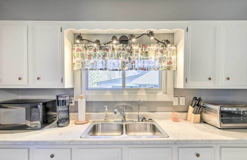 Hinton Cabaña | Waterfront Cottage on Greenbrier River!