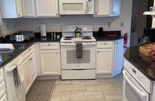 Georgetown Cabaña | Waterfront Cottage, Stunning Master BDR with Balcony, 3 full baths, Scenic views