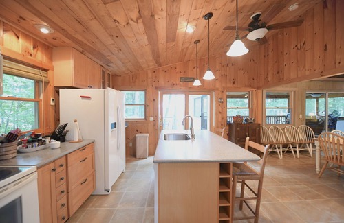 Standish Chalet De Esquí | Waterfront Cottage on Frye Island with Sandy Beach and Stunning Sunrises!