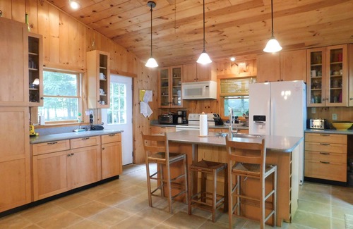 Standish Chalet De Esquí | Waterfront Cottage on Frye Island with Sandy Beach and Stunning Sunrises!