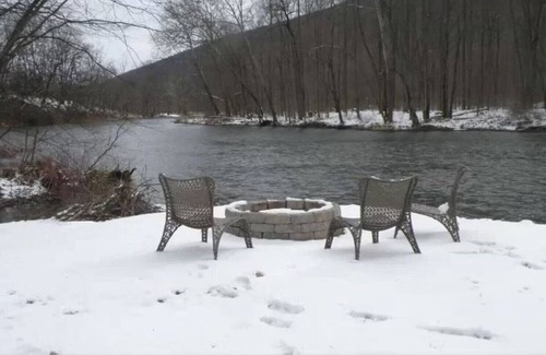 Swengel Cabina | Waterfront cottage on corner lot w/ hot tub, fire pit, & kayaks. Pet friendly.