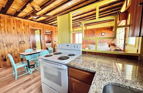 Old Saybrook Cabaña | Waterfront cottage with private beach!