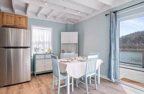 Draper Casa | Waterfront Cottage with Private Dock on Claytor Lake. Pet Friendly!