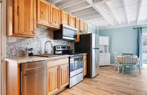 Draper Casa | Waterfront Cottage with Private Dock on Claytor Lake. Pet Friendly!