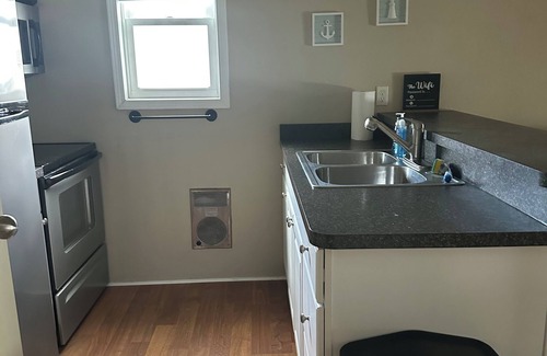 Oak Harbor Condominio | Waterfront Cozy 1 Bedroom Condo on the inlet to Lake Erie boat dock steps away.