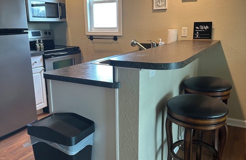Oak Harbor Condominio | Waterfront Cozy 1 Bedroom Condo on the inlet to Lake Erie boat dock steps away.