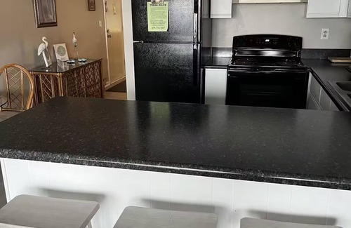 Port Clinton Condominio | Waterfront cozy 1-bedroom condo with pool, hottub, AC in charming Port Clinton!
