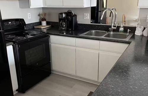 Port Clinton Condominio | Waterfront cozy 1-bedroom condo with pool, hottub, AC in charming Port Clinton!