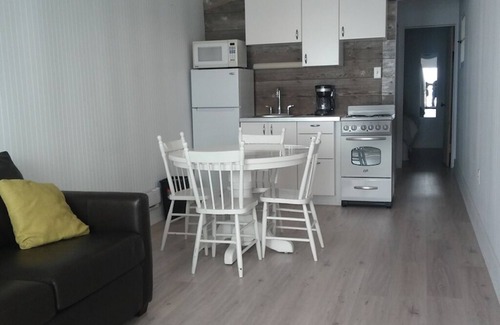 Sauble Beach Cabaña | Waterfront, cozy, clean one bedroom, newly renovated cottage