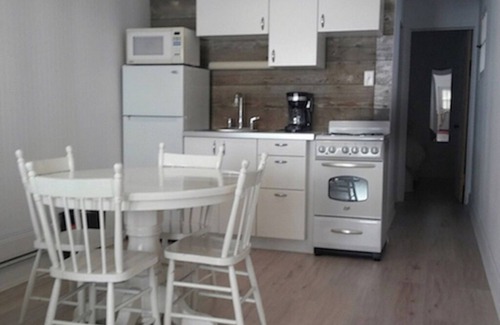 Sauble Beach Cabaña | Waterfront, cozy, clean one bedroom, newly renovated cottage