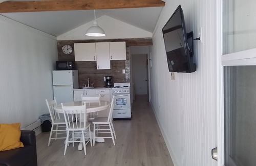 Sauble Beach Cabaña | Waterfront, cozy, clean one bedroom, newly renovated cottage
