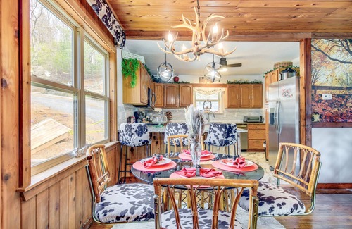 Dandridge Cabina | Waterfront Dandridge Cabin, 24 Mi to Pigeon Forge!