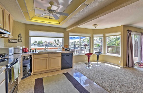 Discovery Bay Casa | Waterfront Discovery Bay Home con bar y muelle al aire libre