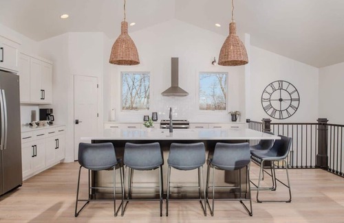 Larsen Casa | Waterfront, Dock, Sleeps 8, EV Charger
