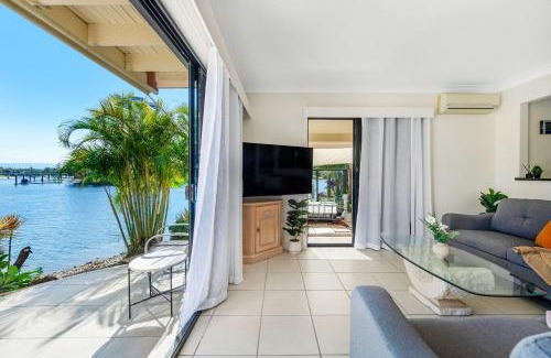Mermaid Waters Casa | Waterfront Escape in Mermaid Waters - CoastHM