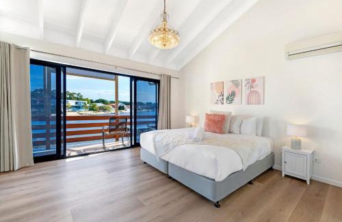 Mermaid Waters Casa | Waterfront Escape in Mermaid Waters - CoastHM