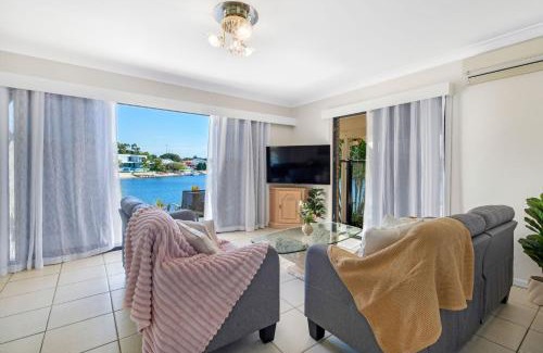 Mermaid Waters Casa | Waterfront Escape in Mermaid Waters - CoastHM