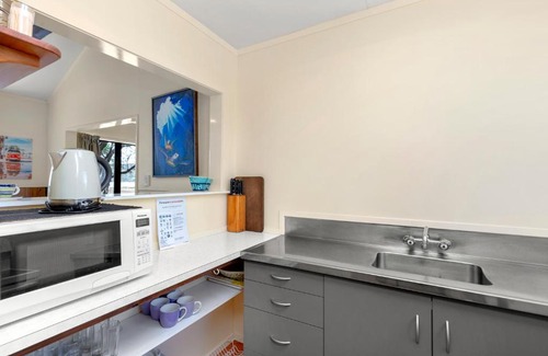 Raglan Casa | Waterfront Estuary Escape - Raglan Holiday Home