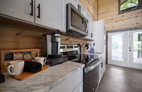 Golden Cabina | Hot Tub| Waterfront| Firepit| Pets OK!| Starlink