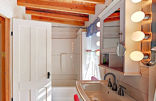 Capitol Island Casa | Waterfront Gem at Capitol Island with Screened Porch, Balcony & Clubhouse