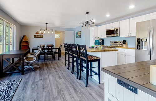 Port Orford Casa | Waterfront Gem w/ Deck, Private Dock & Hot Tub, Free WiFi & Full Kitchen