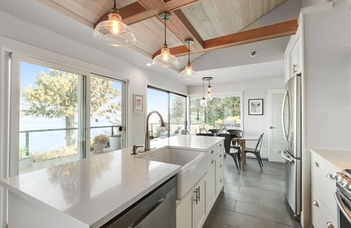 Langley Cabaña | Waterfront gem w/ocean view, large deck, yard, beach access, WiFi - dog-friendly