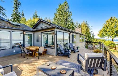 Langley Cabaña | Waterfront gem w/ocean view, large deck, yard, beach access, WiFi - dog-friendly