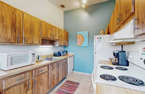 Bradenton Villa | Waterfront getaway with AC, W/D pool, and tennis access