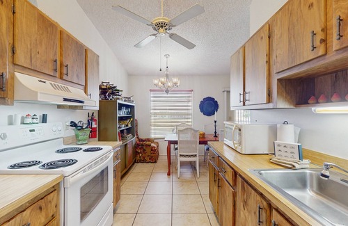 Bradenton Villa | Waterfront getaway with AC, W/D pool, and tennis access