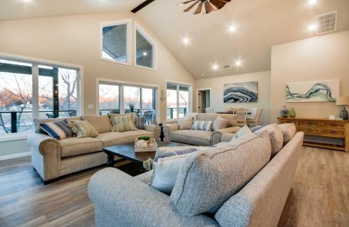 Cleora Casa | Waterfront Grand Lake Family House with Game Room!