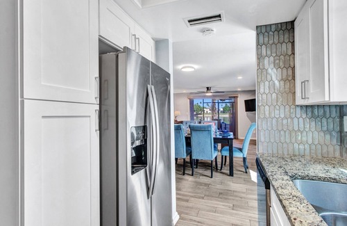 Desert Shores Condominio | Waterfront, Ground Level, 2 Bedroom Condo