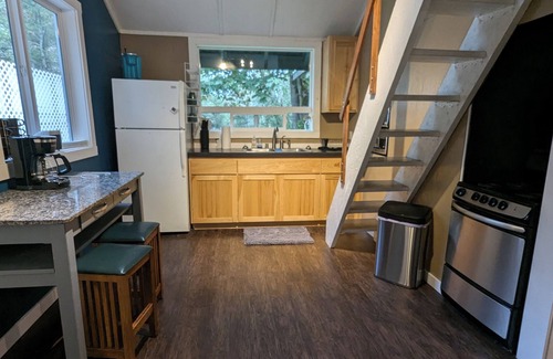 Gold Bar Cabina | Waterfront guest house with WiFi, AC, Hot tub, Sauna. Pet friendly.
