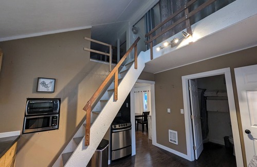 Gold Bar Cabina | Waterfront guest house with WiFi, AC, Hot tub, Sauna. Pet friendly.