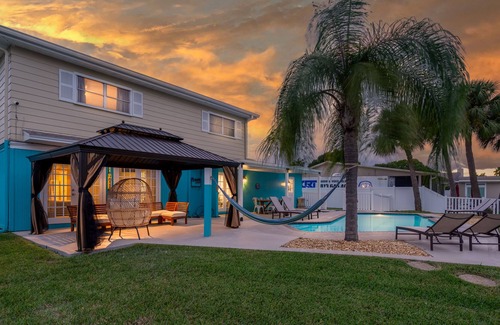 Bay Crest Park Casa | Waterfront, Heated Pool, Kayaks, Paddle Boards, Gameroom, 6BR Home