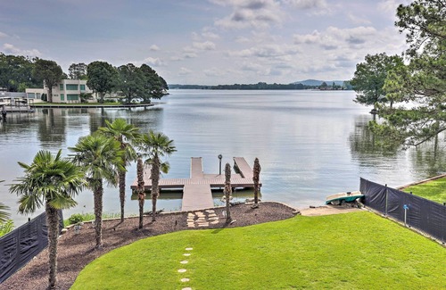 Lake Hamilton Cabaña | Waterfront Home ~ 4 Mi to Oaklawn Racing Casino!